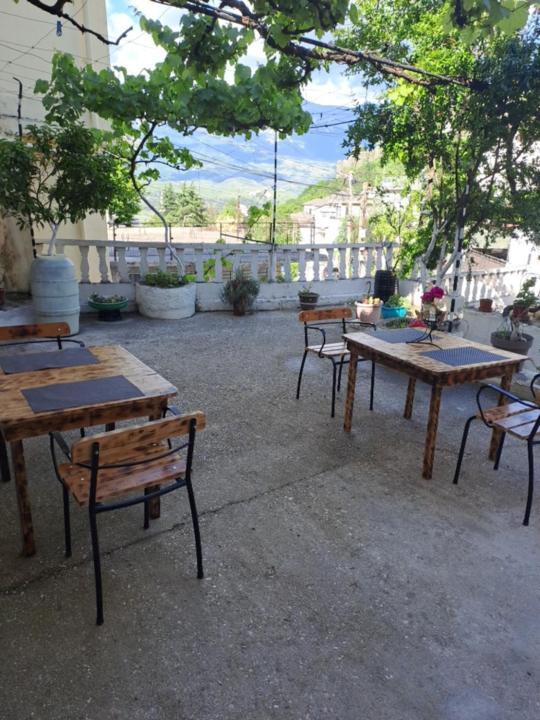 Manga Guesthouse Gjirokastër Exteriör bild